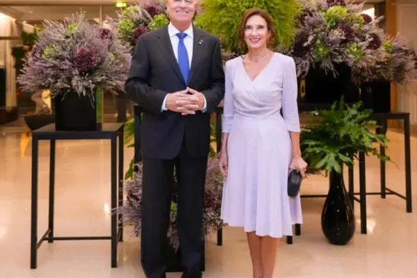 Soții Iohannis au făcut impresie în vizita din Portugalia. Ce ținute a ales Prima Doamnă