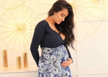 vrei sa ascunzi burtica in perioada sarcinii? afla ce rochii sunt potrivite in acest sens
