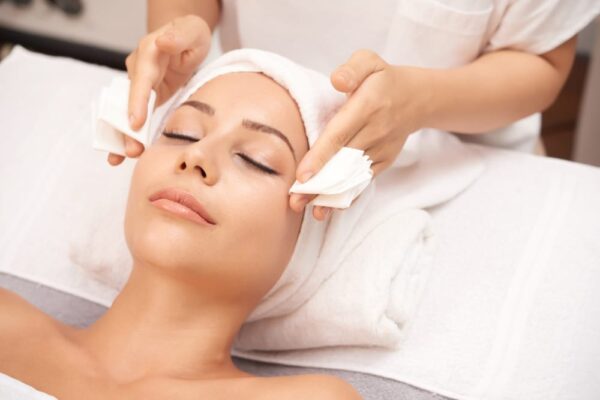 Masajul facial: Tehnicile secrete care îți pot șterge ani de pe chip