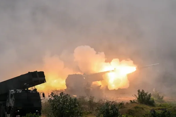 HIMARS spulberă o bază rusească din Donețk. Peste 50 de soldați ruși și ofițeri, uciși pe loc
