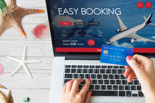 Rezervare zbor online cu card pe laptop