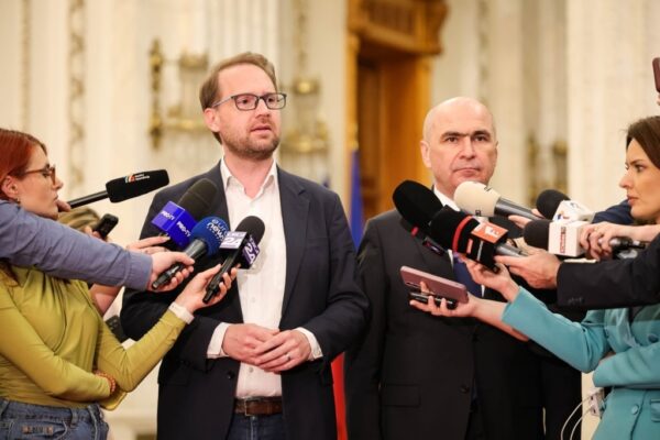 Doi politicieni răspund întrebărilor presei în interior.