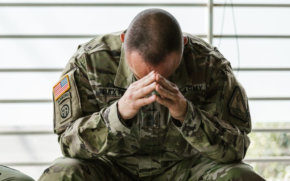 Soldat american în uniformă, îngândurat, cu capul plecat