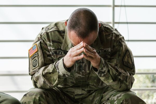 Soldat american în uniformă, îngândurat, cu capul plecat