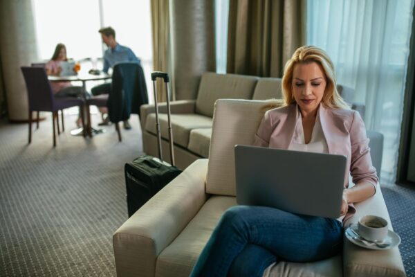 Cum transformi lobby-ul hotelului în spațiu de lucru pentru business travelers