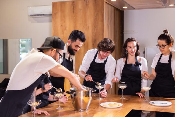 Cum instruiești echipa unui restaurant pentru a oferi servicii de calitate constantă