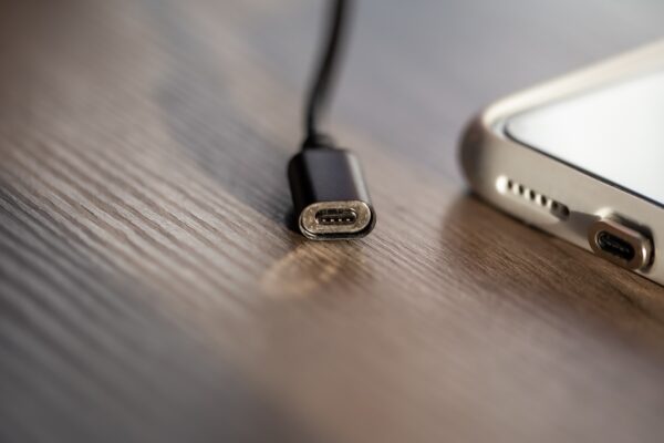 USB-C vs. Lightning: ce trebuie să știi despre viitorul încărcării dispozitivelor