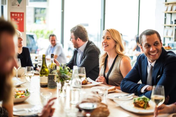 Cum atrai evenimentele corporate și asiguri venituri pe seara în restaurant