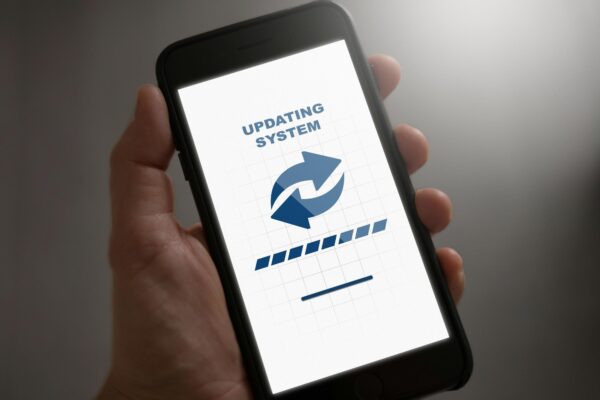 Ce risc ascunde amânarea update-urilor de siguranță pe telefon și laptop