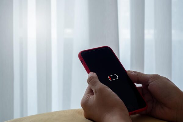 5 obiceiuri care distrug bateria telefonului mai repede decât crezi